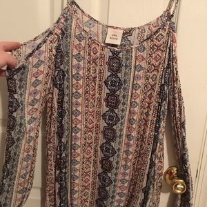 Long sleeve shirt with open shoulders